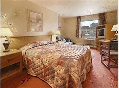 Super 8 By Wyndham Kingston Hotel Стая снимка