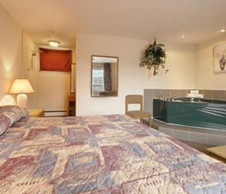 Super 8 By Wyndham Kingston Hotel Стая снимка