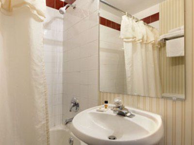 Super 8 By Wyndham Kingston Hotel Стая снимка